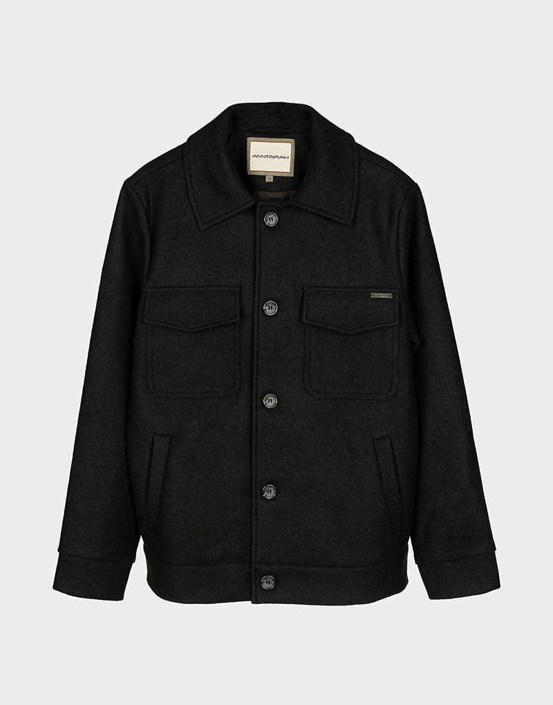 Chaqueta negra de lana baby alpaca con bolsillos frontales tipo parche botones visibles y cuello clásico estilo utilitario moderno