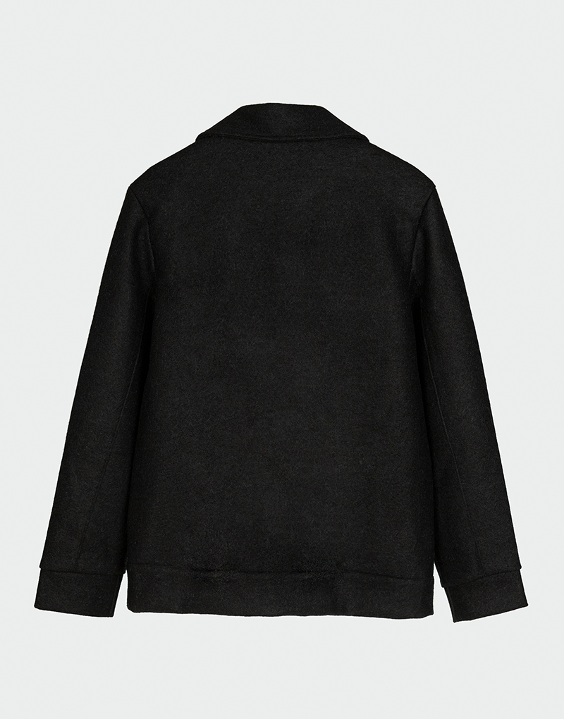 Vista trasera de chaqueta negra de lana baby alpaca con diseño limpio y corte recto minimalista