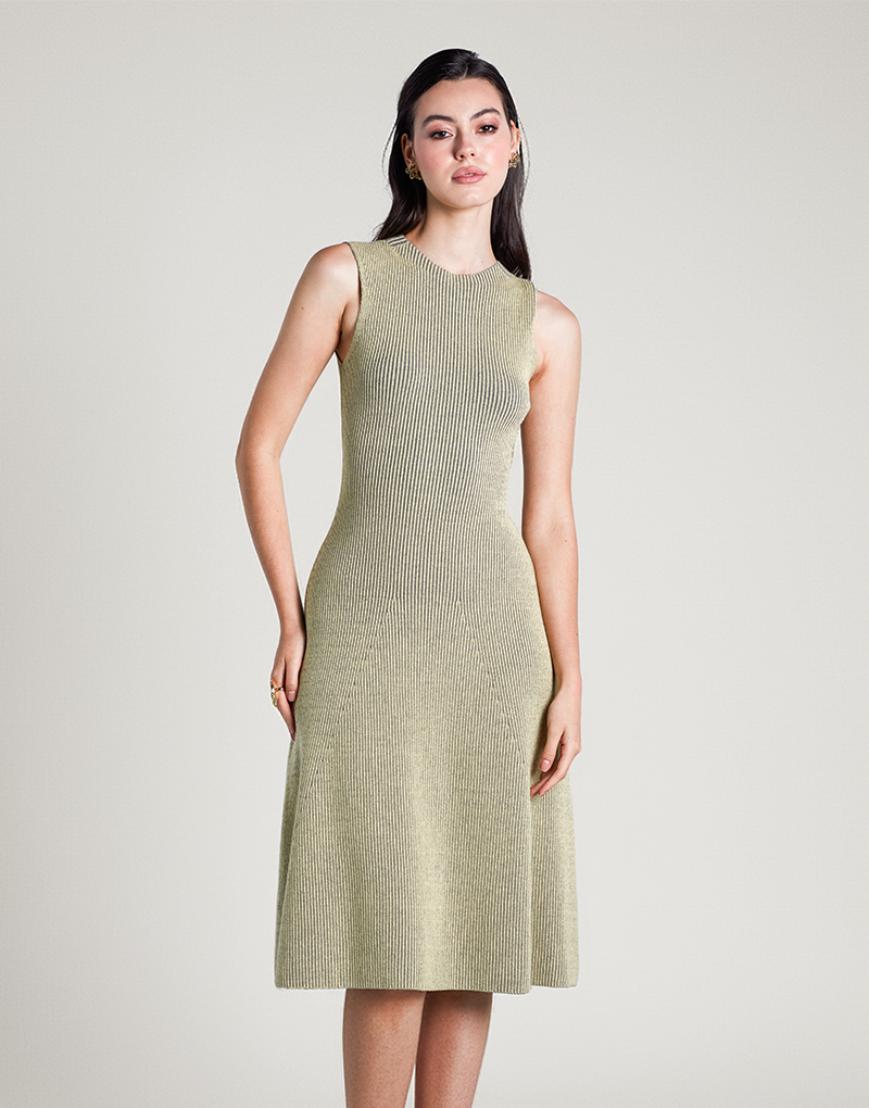 Dalia Dress sin mangas en algodón orgánico y bambú, vestido midi verde oliva de Anntarah con diseño acanalado y silueta entallada, ideal para climas cálidos