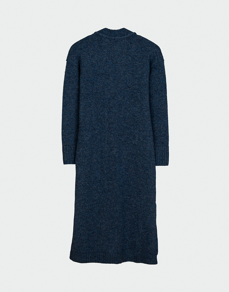 Vista trasera de cárdigan largo azul marino en lana baby alpaca con diseño recto y mangas largas