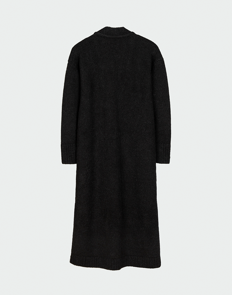 Vista trasera de cárdigan largo negro de lana baby alpaca con mangas largas y diseño recto atemporal