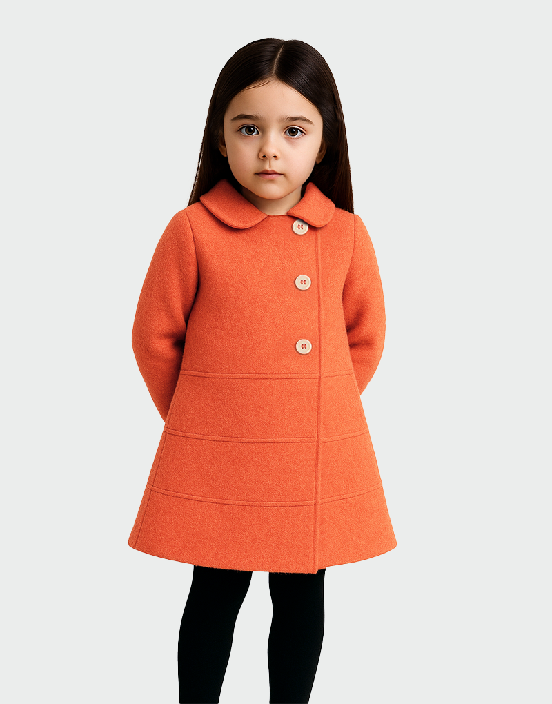 Niña con abrigo naranja de lana baby alpaca con cuello redondo botones frontales claros y diseño elegante para invierno