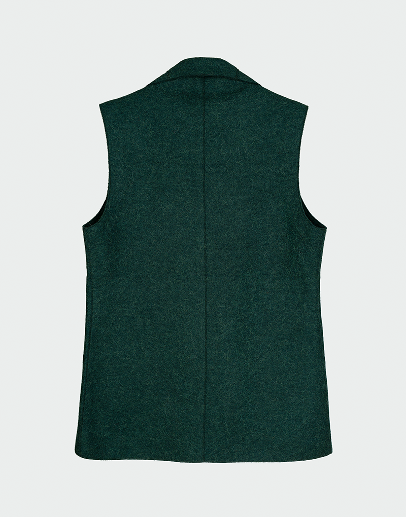 Vista trasera de chaleco sin mangas color verde oscuro en lana baby alpaca con corte recto y cuello sastre